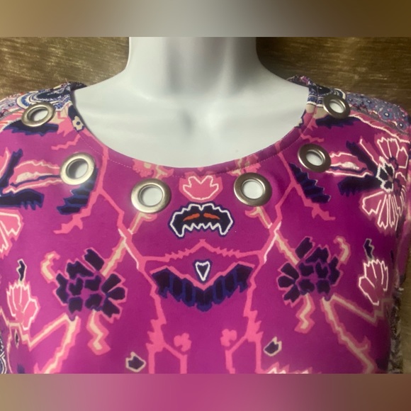 New Directions Grommet Neck Swing Top - Picture 6 of 12